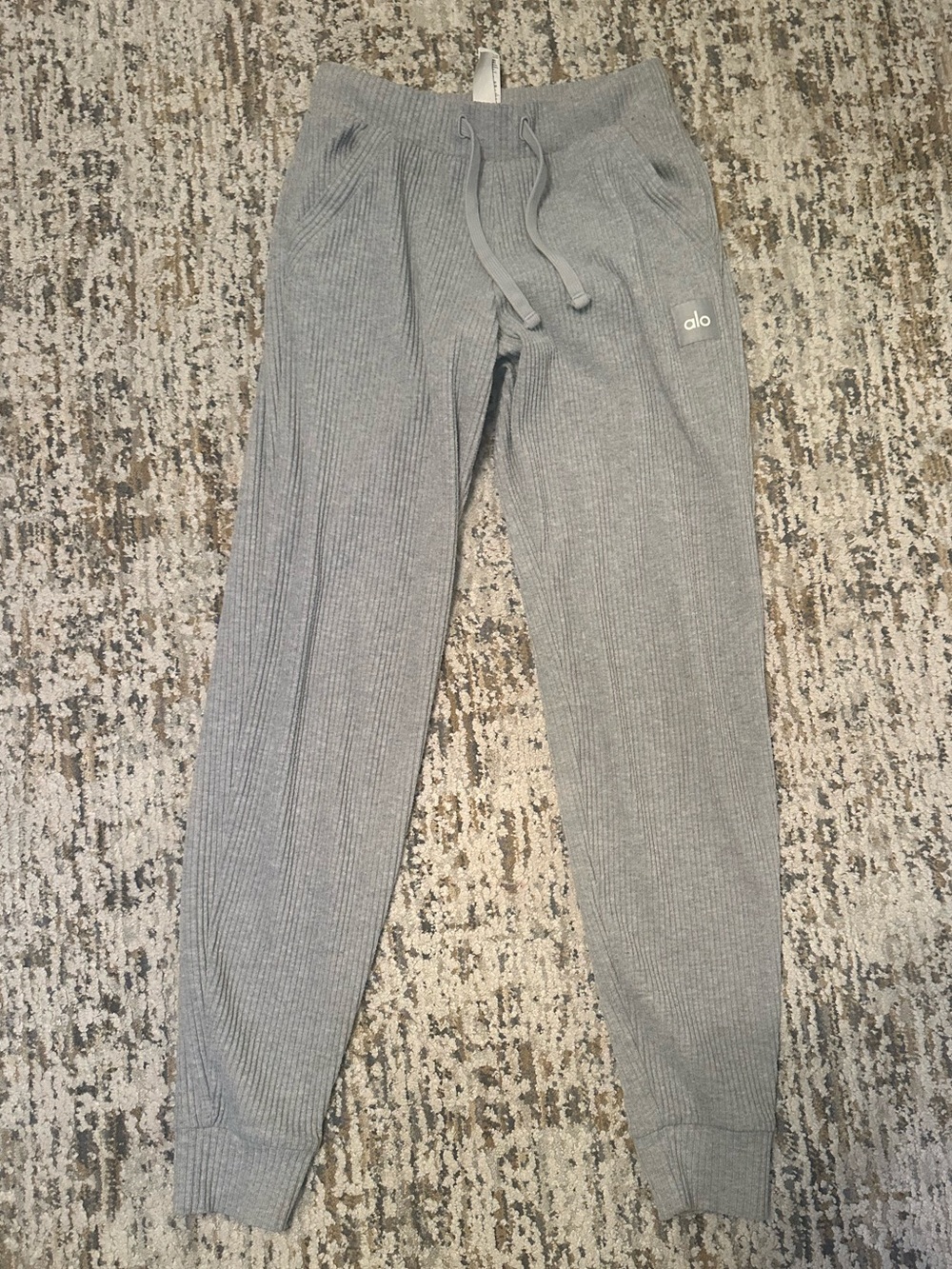 Alo muse sweatpants in heather grey xxs
